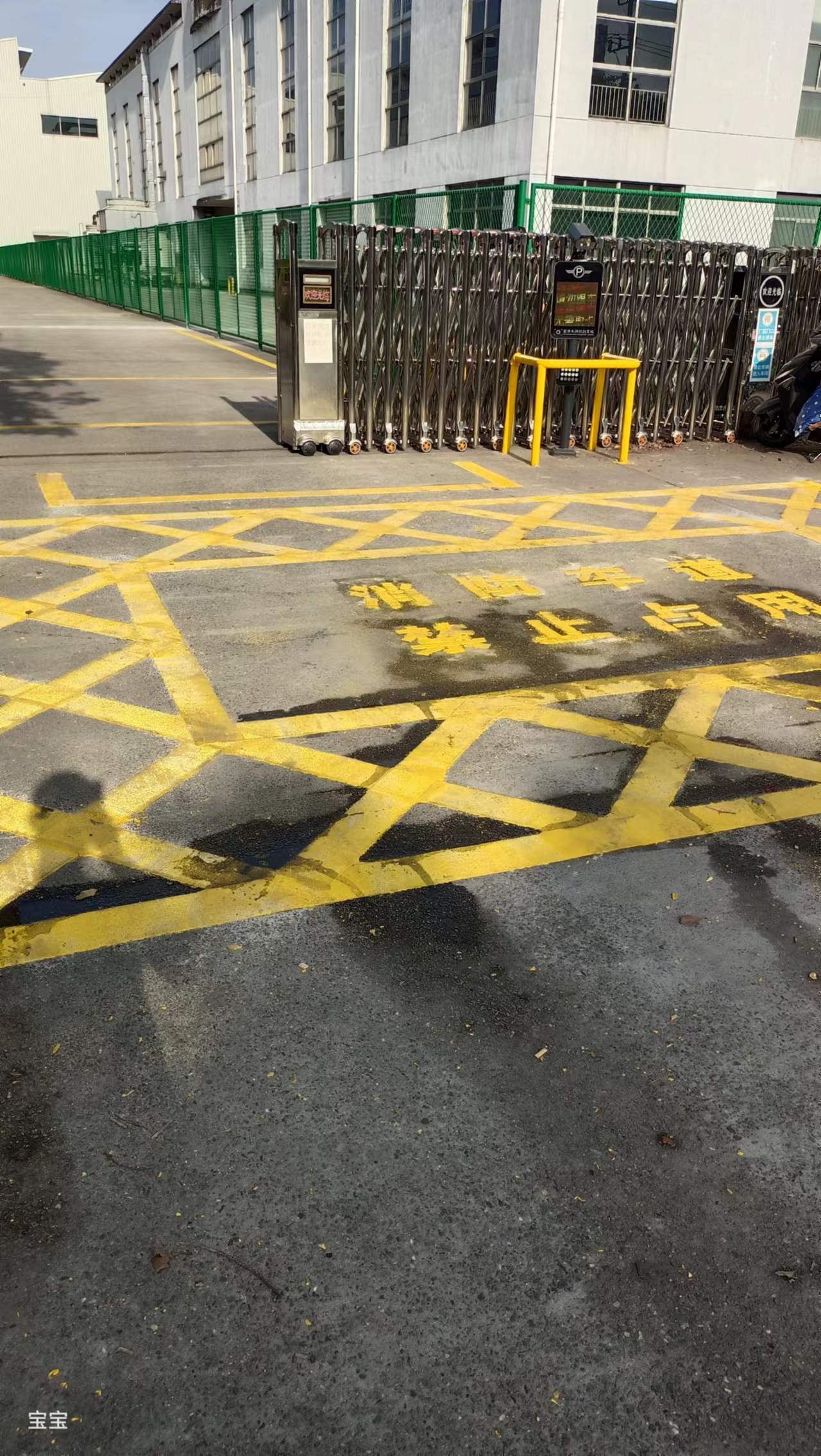 阿鲁科尔沁马路划线